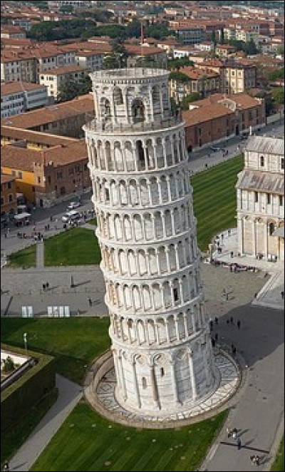C'est une des tours les plus célèbres d'Europe. Où peut-on admirer cette tour penchée ?