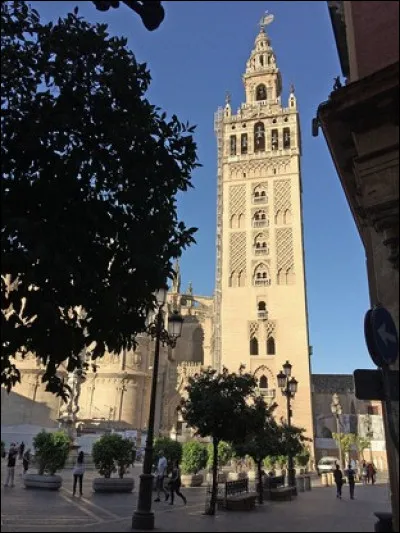 Cette tour, d'abord mosquée puis clocher catholique, se nomme la Giralda. Mais dans quelle ville peut-on l'admirer ?