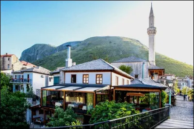 Dans quelle ville de l'ex-Yougoslavie peut-on admirer ce minaret au bord de la Neretva ?