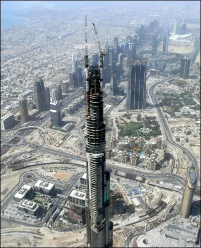 La tour Burj Khalifa a été construite en 2008 aux Émirats arabes unis. Quelle est sa hauteur ?