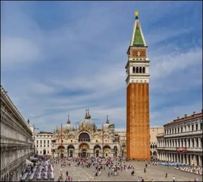 Quel nom porte cette tour en pleine place Saint-Marc à Venise ?
