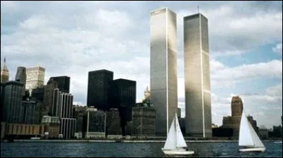 Voici deux autres tours jumelles malheureusement aujourd'hui disparues. Où étaient-elles situées ?