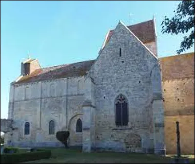 Vous avez sur cette image l'église Saint-Vigor, à Perrières. Village de l'ancienne région Basse-Normandie, il se situe dans le département ...