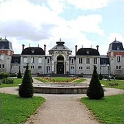 Quelle préfecture de Bourgogne-Franche-Comté possède des salines et une maison de La Vache qui rit ?