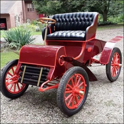 Quelle marque automobile américaine fondée en 1902 et dont le premier modèle est la Model A, porte le nom du fondateur de la ville de Detroit ?