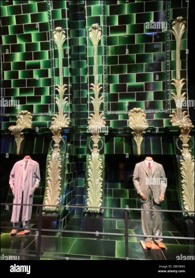 Son père travaille au ministère. C'est...