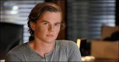 Cet homme était un jeune homme de 18 ans lors de son vol. Il suit les appels, comme la famille Stone. Sa mère s'est laissée mourir quand l'avion a disparu. Sortant avec Olive Stone, il rejoint, comme Saanvi, la famille Stone. Qui est-il ?