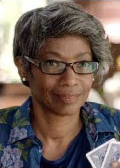 C'est la mère d'Evie. Elle n'était pas sur le vol. Elle est atteinte d'Alzheimer. Elle meurt durant les deux années de disparition d'Eden. Comment s'appelle-t-elle ?