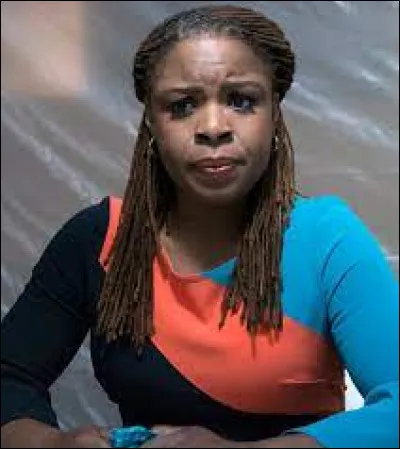 C'était l'hôtesse de l'air du vol 828. Sa femme se nomme Georgia. Elle reçoit les appels et les suit toujours à la lettre. Pour se préparer à la date fatidique elle a dansé sur tous les disques qu'elle a pu trouver chez elle. Qui est-elle ?