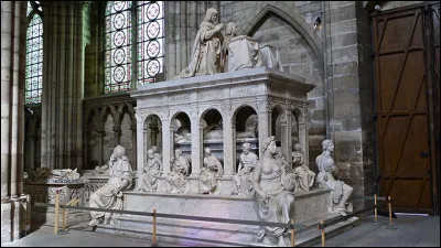 À quel âge Anne de Bretagne est-elle décédée ?