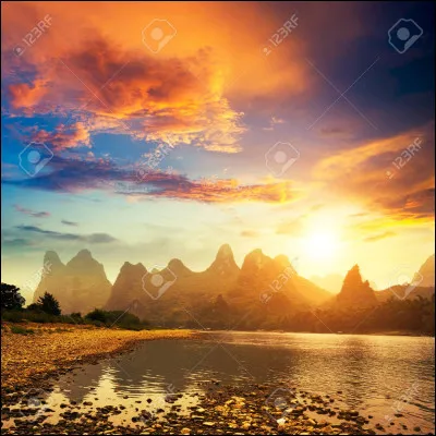 À quel groupe faut-il attribuer la chanson "Live is life" ?