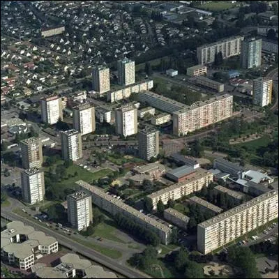 Saint-Etienne-du-Rouvray, 28 300 habitants et 4e ville du département, appartient à l'agglomération de ...
