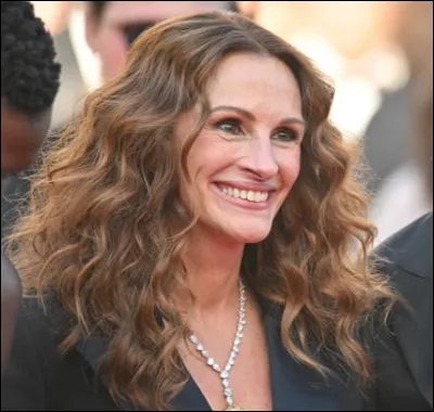 Qui est cette Julia, actrice et productrice américaine au sourire parfait ?