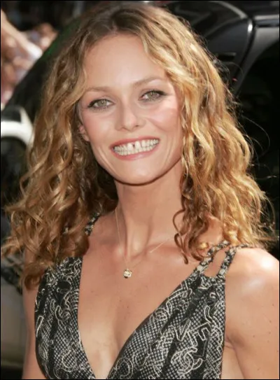 Qui est cette Vanessa, chanteuse et actrice française au sourire de charme ?