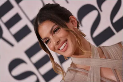 Qui est cette Iris, reine de beauté française, Miss France et Miss Univers en 2016 au sourire charmeur ?
