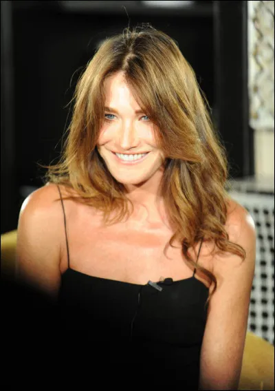 Qui est cette Carla, chanteuse franco-italienne au sourire harmonieux ?