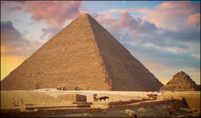 Quel est le nom de cette pyramide se trouvant actuellement dans la ville égyptienne de Gizeh (autrefois Memphis...) ?