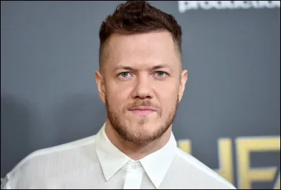 Entrons dans les questions plus dures (selon moi) : comment s'appelle le chanteur actuel du groupe (juillet 2023) ?