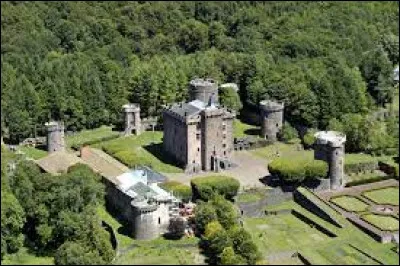 Où se trouve la forteresse médiévale de Château-Dauphin ?