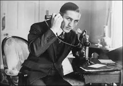 De qui est le sketch dans lequel on entend ces mots : "frontière belge, douane, bicarbonate, sucre en poudre..." ?