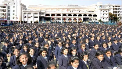 Combien d'élèves accueille l'école "City Montessori School", celle qui est réputée pour être la plus grande au monde ?