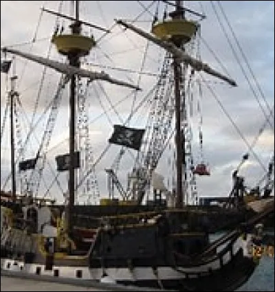 Comment s'appelle le bateau du capitaine Crochet dans Peter Pan ?