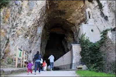 Nous sommes en Auvergne-Rhône-Alpes, à l'entrée des grottes de La Balme-les-Grottes. Commune de l'arrondissement de La Tour-du-Pin, elle se situe dans le département ...