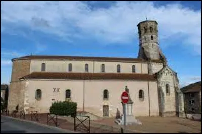 Vous avez sur cette image l'église Saint-Jean-Baptiste, à Verzé. Village de Bourgogne-Franche-Comté, dans le vignoble Mâconnais, il se situe dans le département ...