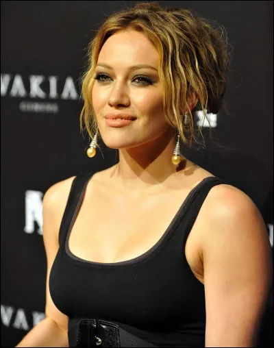 Qui est cette Hilary, actrice, autrice-compositrice-interprète, écrivaine et styliste américaine ?