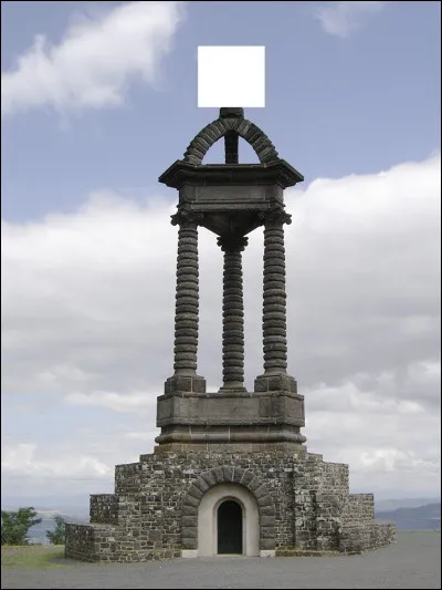 Géographie et Monuments : Que peut-on voir au sommet du monument de Gergovie ?