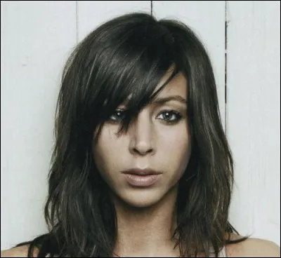 Qui est cette chanteuse dont un des albums s'intitule ''Les Souvenirs sous ma frange'' ?