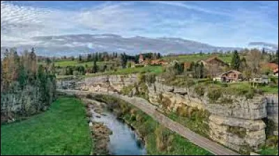 Vous avez sur cette image le hameau et les gorges de Remonot, aux Combes. Commune franc-comtoise, dans l'aire d'attraction de Morteau, elle se situe dans le département ...
