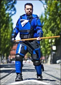 Quel est le nom de ce super-hero de la ralit oeuvrant essentiellement dans l'humanitaire et aidant parfois la police ?