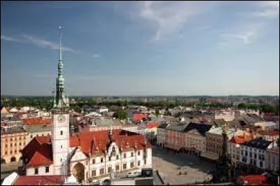 Dans quel pays se trouve cette ville qui faisait partie de l'empire austro-hongrois jusqu'en 1918 sous le nom d'Olmütz ?