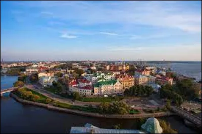 Quel est aujourd'hui le nom de cette ville, finlandaise jusqu'en 1945 sous le nom de Viipuri ?
