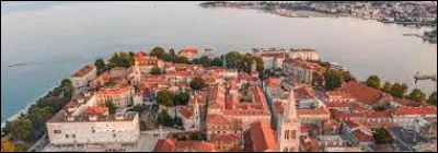 Cité romaine, possession de l'empire byzantin puis de Venise, de l'empire austro hongrois et italienne de 1922 à 1947, la ville s'est appelée Zara jusqu'en 1947 : dans quel pays se trouve-t-elle ?