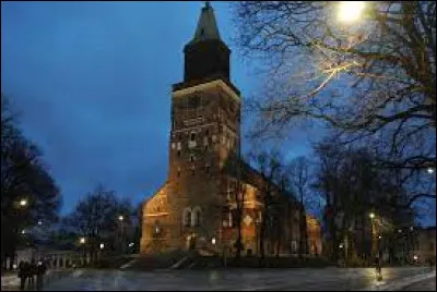 Cette ville a porté le nom suédois d'Åbo à l'époque où elle faisait fonction de capitale et l'a conservé jusqu'en 1917 : il s'agit de ...