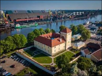 Cette ville a porté le nom allemand de Windau jusqu'en 1918, puis a été nommée Ventspils : dans quel pays se trouve-t-elle ?