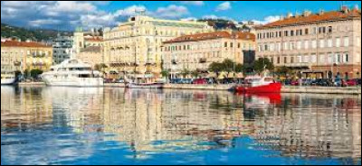 La ville de Fiume sur l'Adriatique a été longtemps peuplée d'Italiens et a appartenu à l'empire austro-hongrois ; puis elle est devenue italienne de 1924 à 1945, yougoslave après la seconde guerre mondiale et croate. Quel est son nom actuel ?