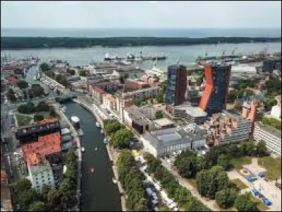 Dans quel pays se trouve aujourd'hui la ville portuaire allemande de Memel, située dans le nord de la Prusse orientale et enjeu international dans l'entre-deux-guerres ?