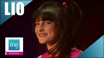 Qui sert le banana split selon la chanson de Lio ?