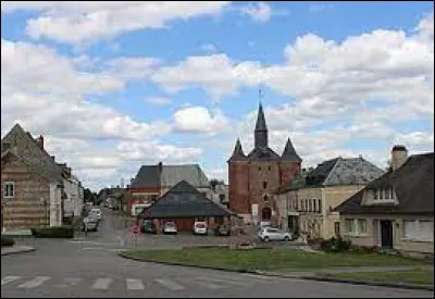Voici une vue de la place et de l'église fortifiée de Plomion. Village Axonais, il se situe dans l'ex région ...