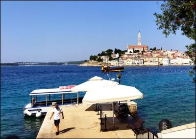 Comment dit-on "je suis là en vacances" ?