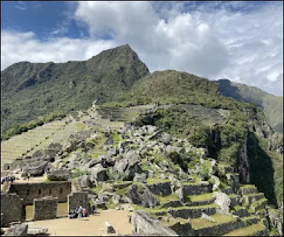 1492 découverte de l'Amérique ! Rapidement des colonies s'installent et découvrent les peuples indigènes et leurs fortunes. C'est l'époque des conquistadors : Ibériques et Lusitaniens partent évangéliser les sauvages et rafler leur or (ou l'inverse ?). Le Machu-Picchu est l'un des sites encore existant. C'est une ancienne cité...