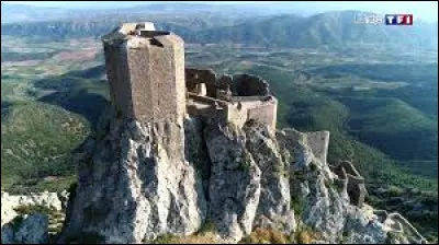 Situé sur la commune de Cucugnan (oui, celui du curé) ce château est situé sur un éperon rocheux et surveille les Corbières. En mai 1255, après trois semaines de siège, il tombe sous les assauts des troupes d'Olivier de Termes. C'est le dernier bastion cathare à tomber aux mains des croisés. C'est le château de...