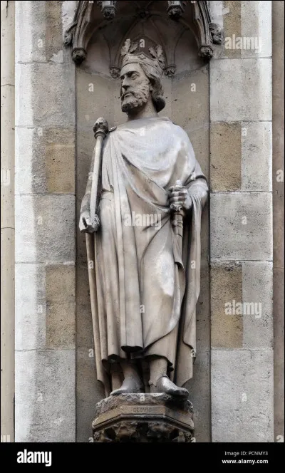 Quand Clovis est-il né ?