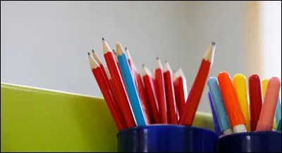 Mon premier est le présent du verbe ''hisser''.
Mon deuxième est un pronom personnel accentué.
Mon troisième est un préfixe exprimant la réitération.
Mon tout est une matière littéraire.