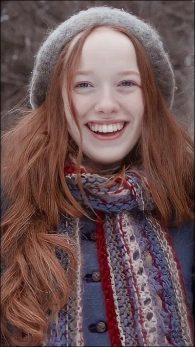 Avec quoi frappe-t-elle Gilbert ?