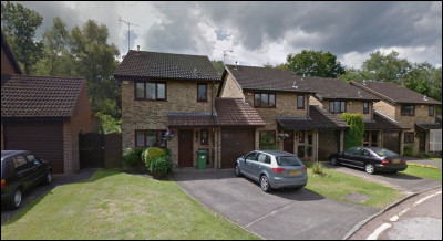 Quel moyen de transport vient le chercher devant le parc à côté de chez les Dursley ?