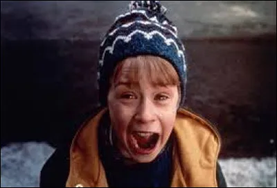 Quel est le prénom de ce petit garçon qui porte un bonnet, héros du film ''Maman, j'ai raté l'avion !''